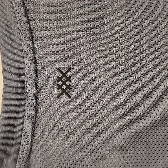 Rhone Baselayer Long Sleeves Perforated Design Lightweight Tee Gray size Medium - Picture 6 of 8